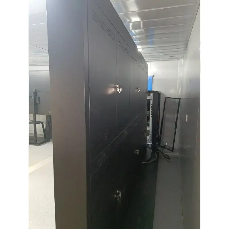 ¿Cómo puede un soporte de suelo para pantalla electrónica LED con puerta de acceso mejorar la instalación de una pantalla grande?